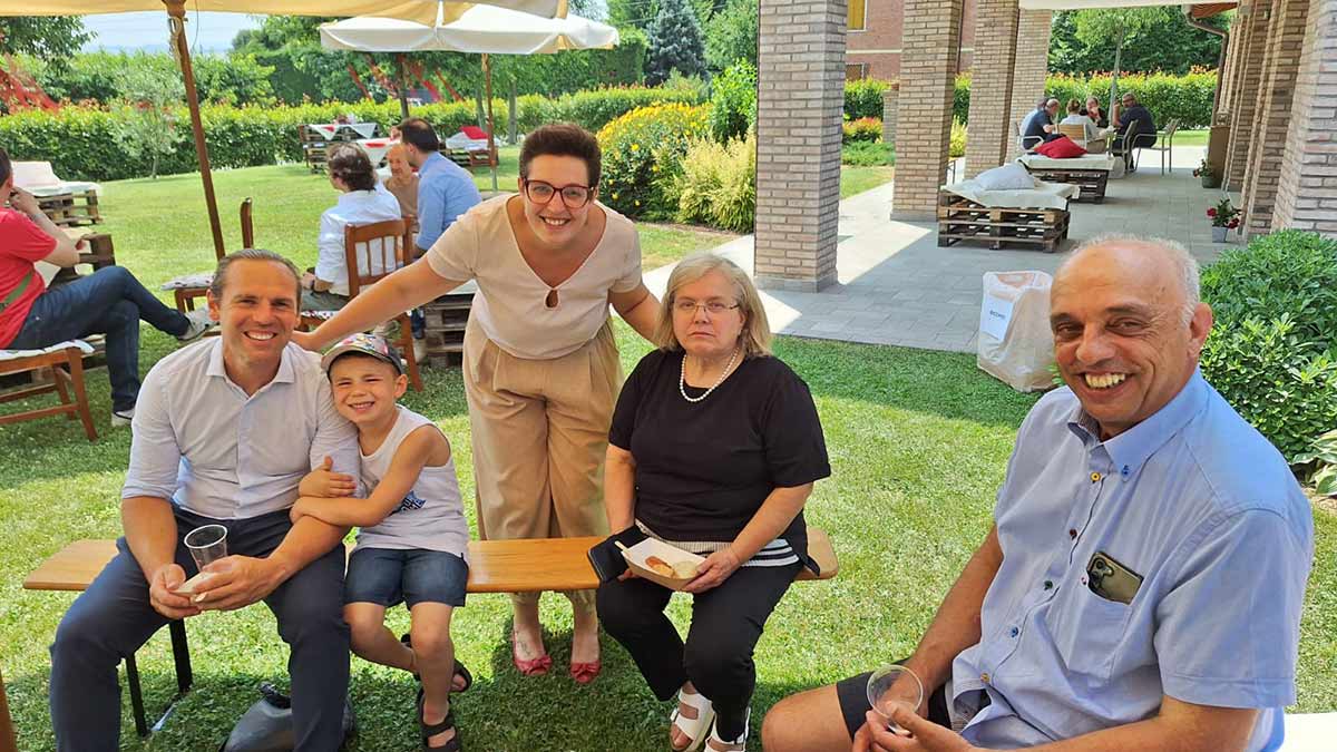 Foto di gruppo per la famiglia Grandi. Il primo a destra il titolare Stefano